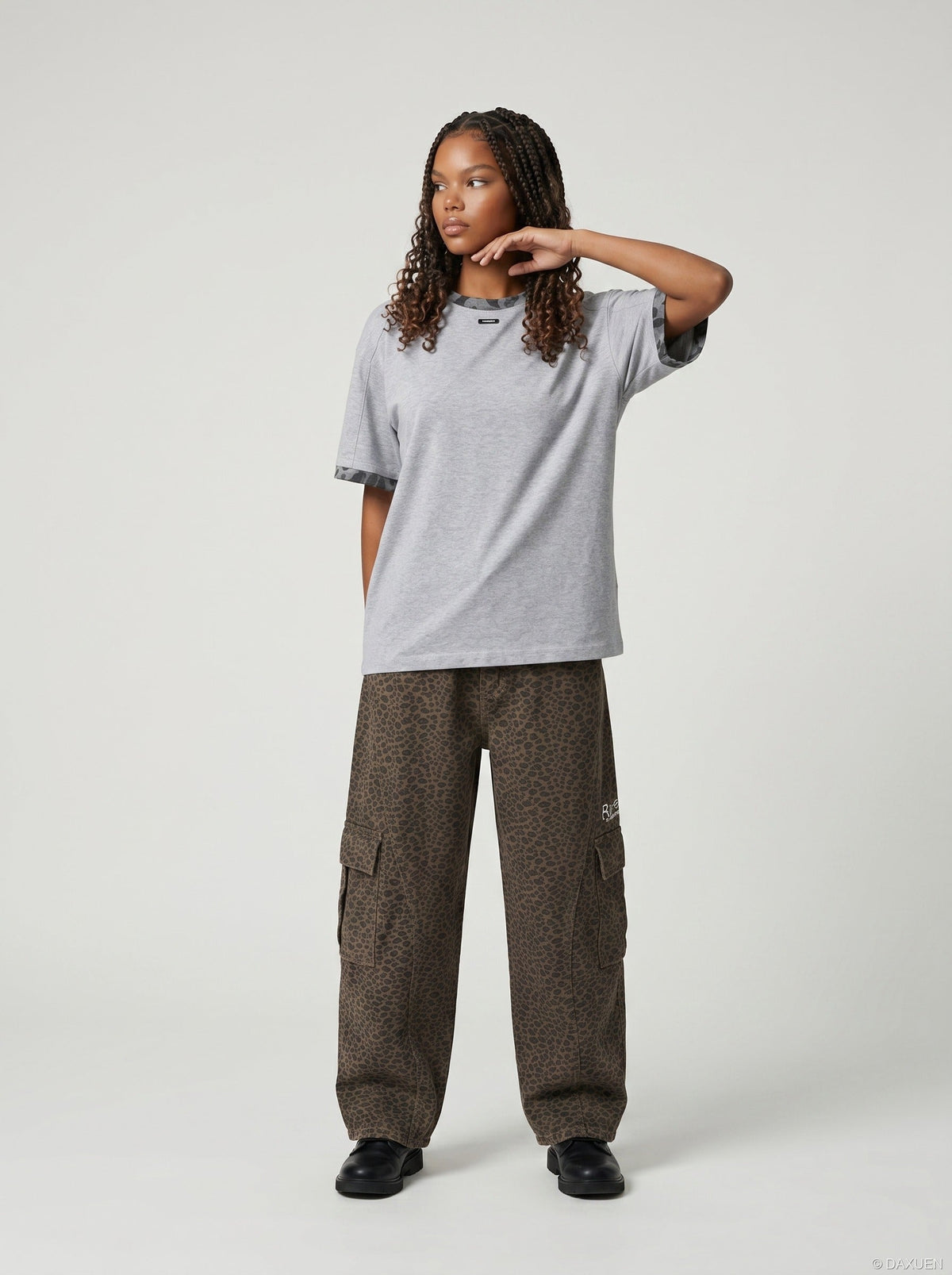 DAXUEN Men's relaxed-fit heather grey t-shirt — model photo