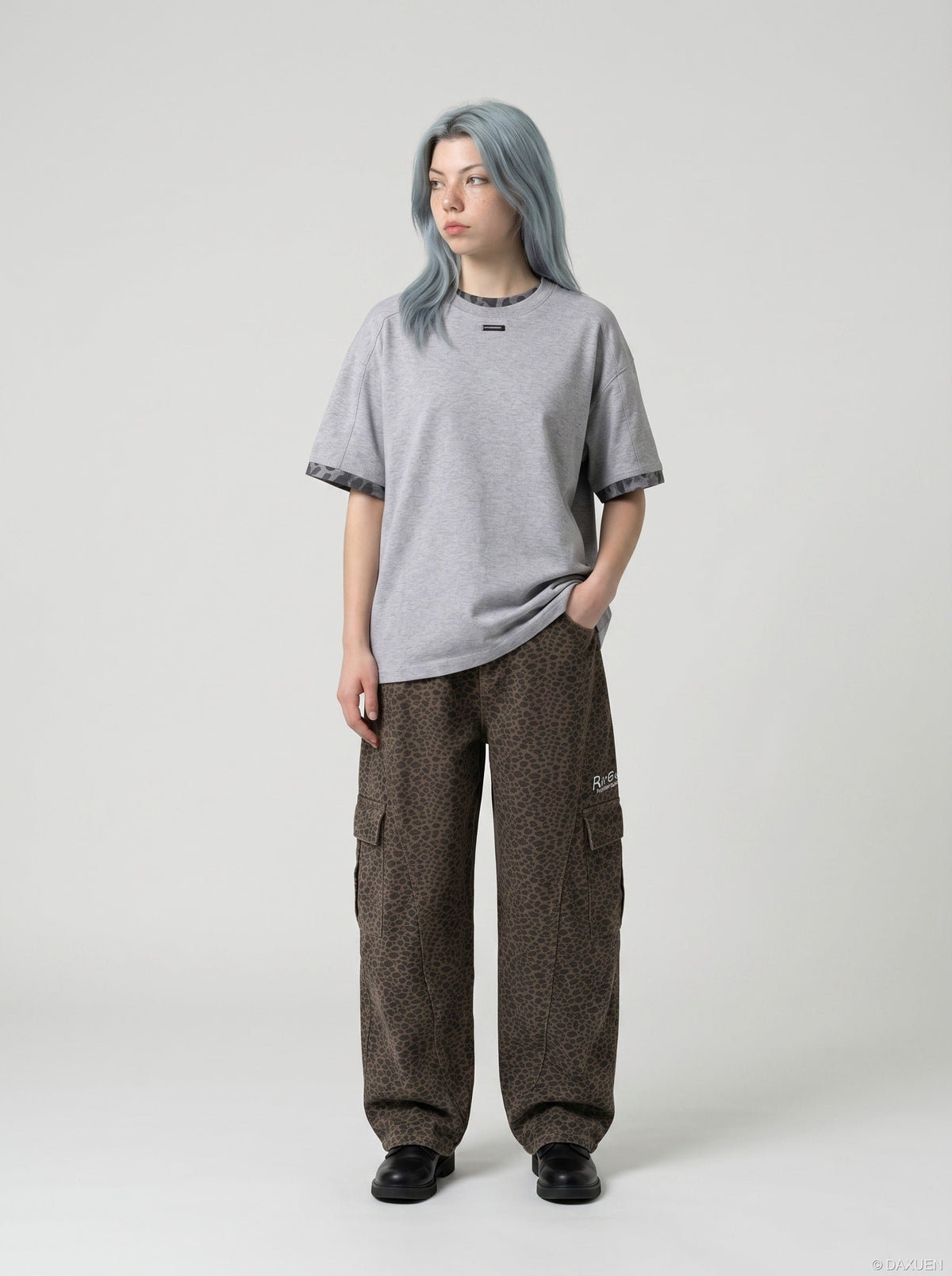 DAXUEN Men's relaxed-fit heather grey t-shirt — model photo