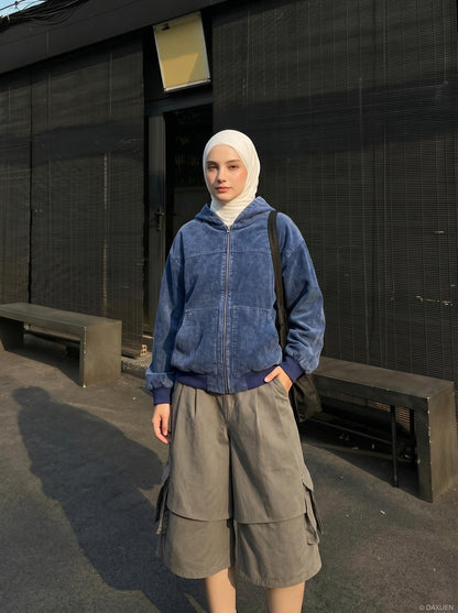 DAXUEN Layered wide-leg cargo shorts in olive-grey — model photo