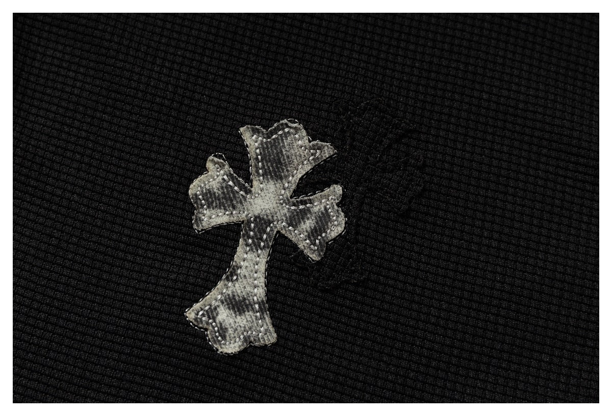 DAXUEN black polo shirt with leopard print collar and cross graphic