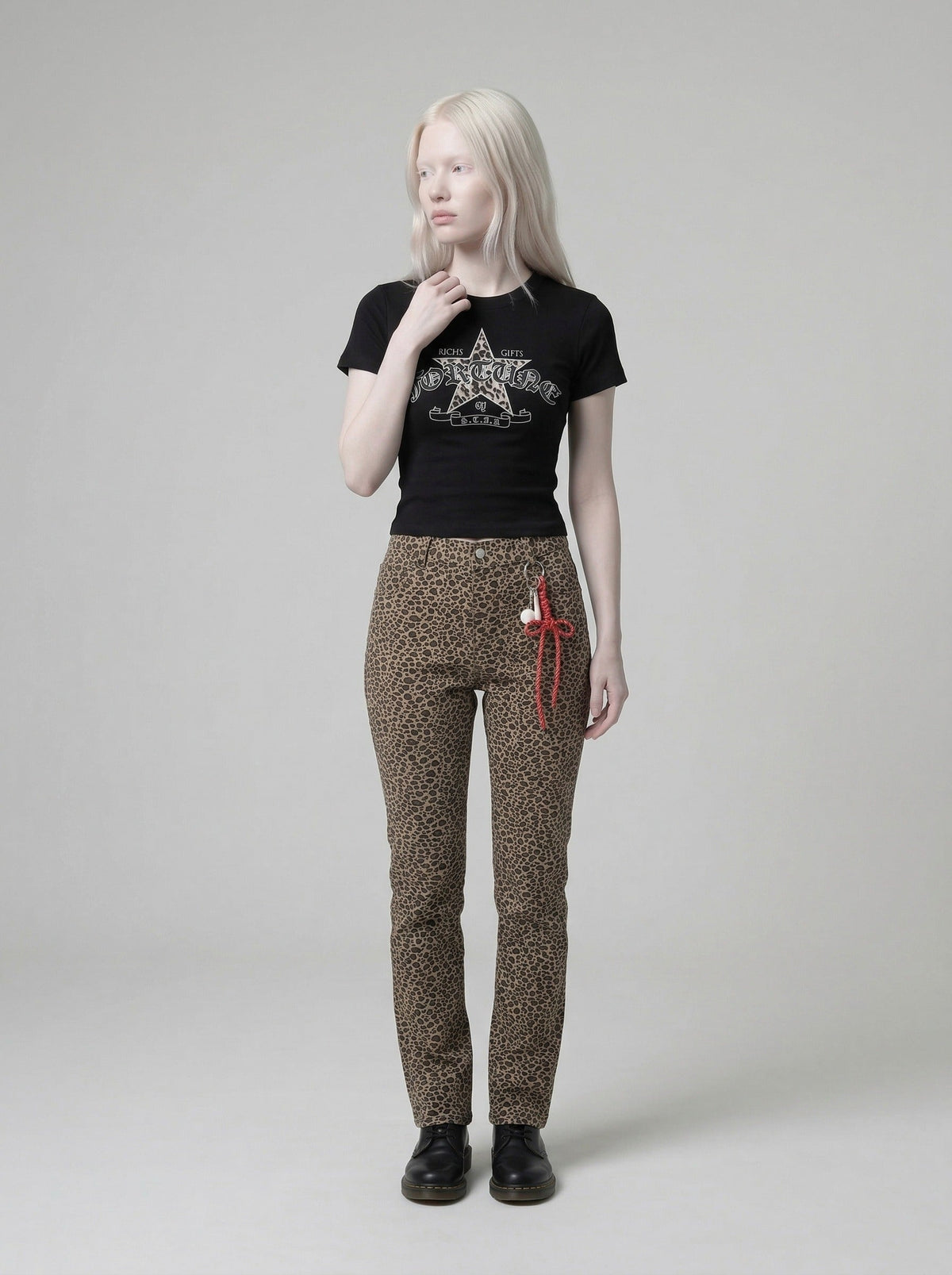 DAXUEN Leopard star graphic t-shirt with gothic text — model photo