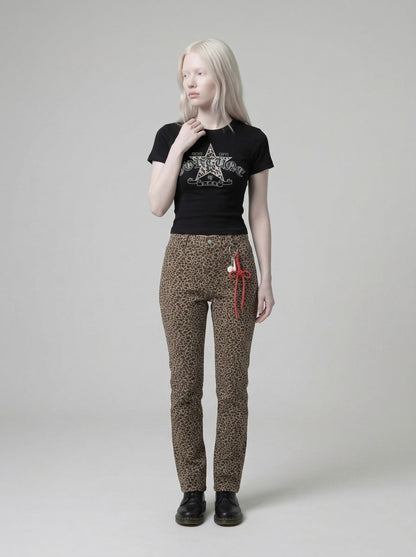 DAXUEN Leopard star graphic t-shirt with gothic text — model photo