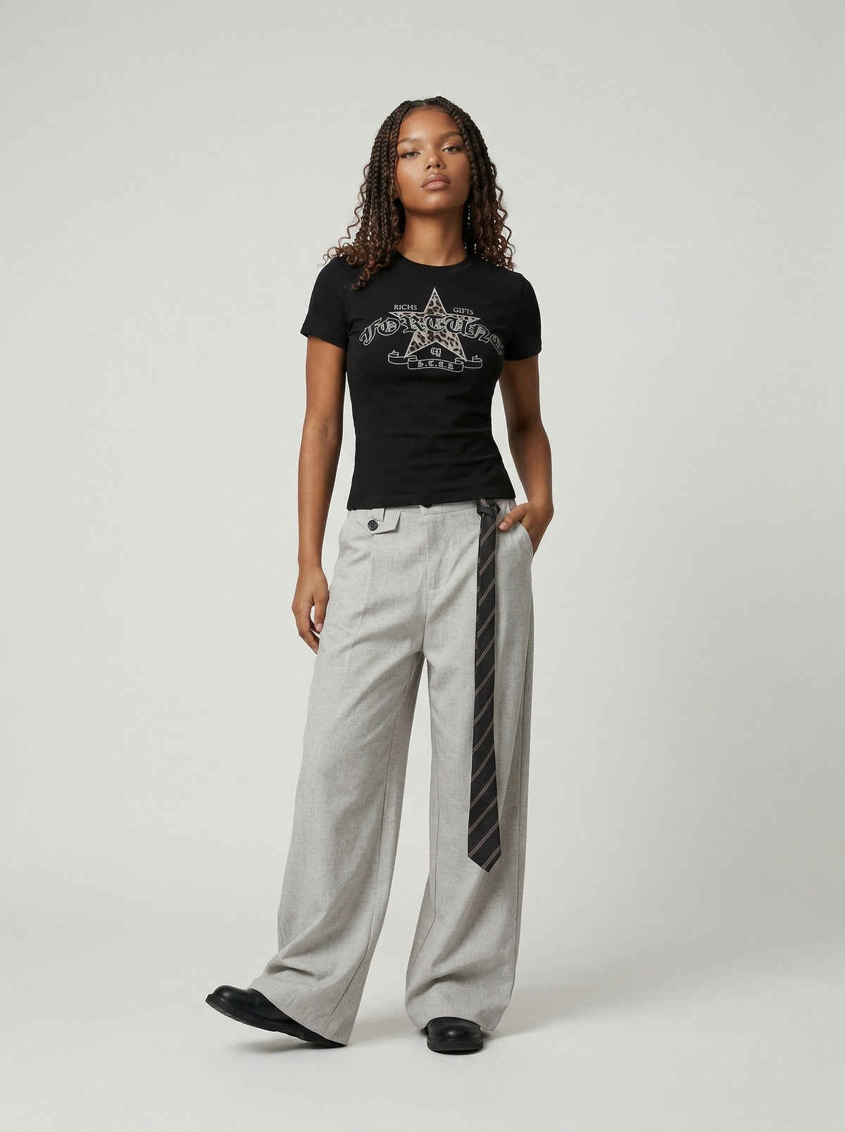 DAXUEN Leopard print star graphic short-sleeved t-shirt — model photo