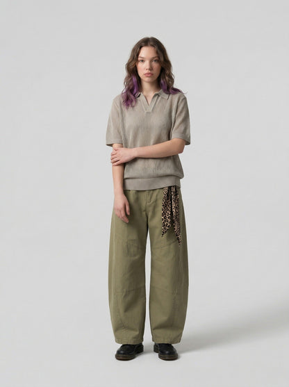 DAXUEN Men's short-sleeved polo shirt in beige and black — model photo