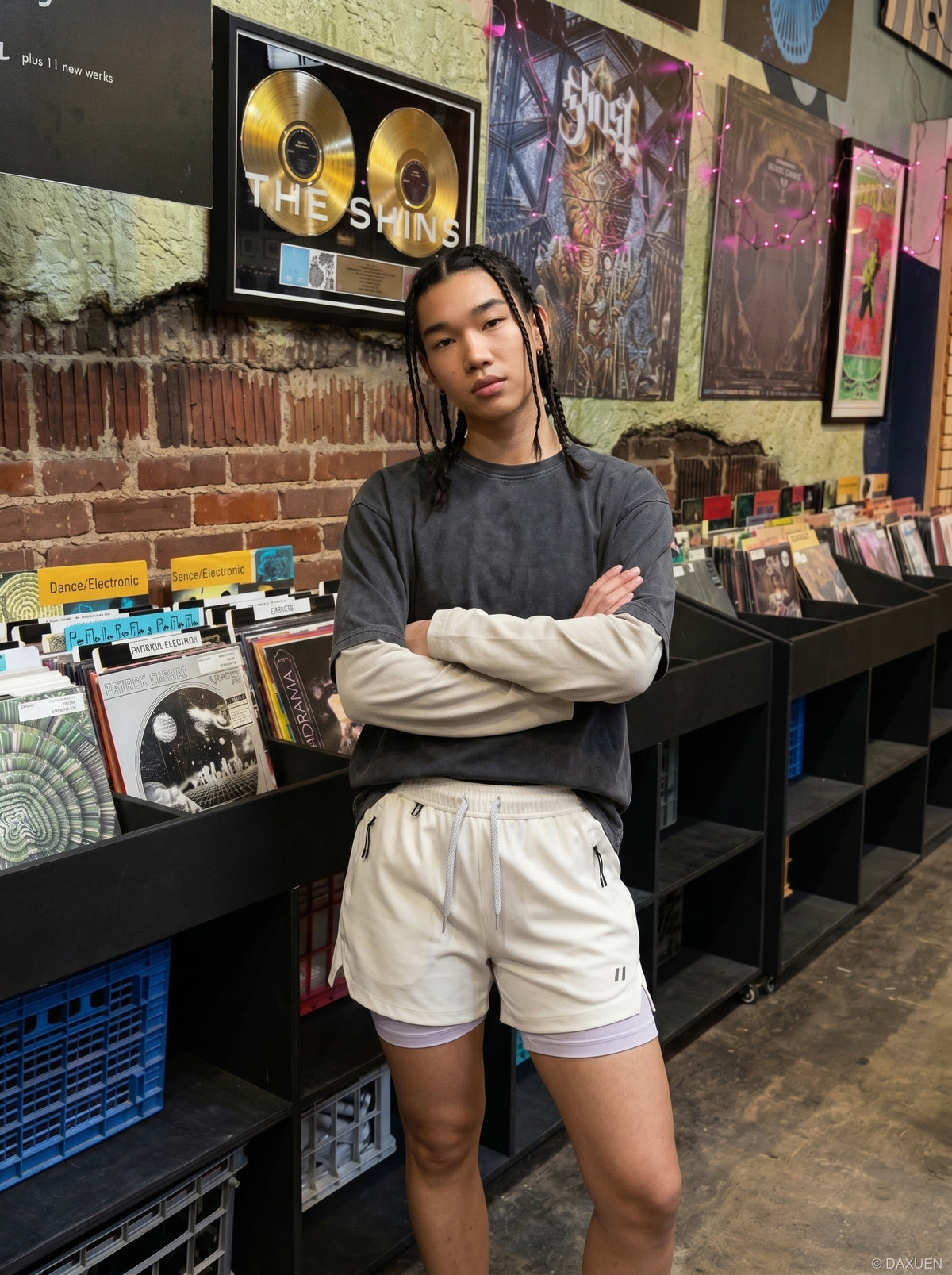 DAXUEN light cream double-layered athletic shorts — model photo