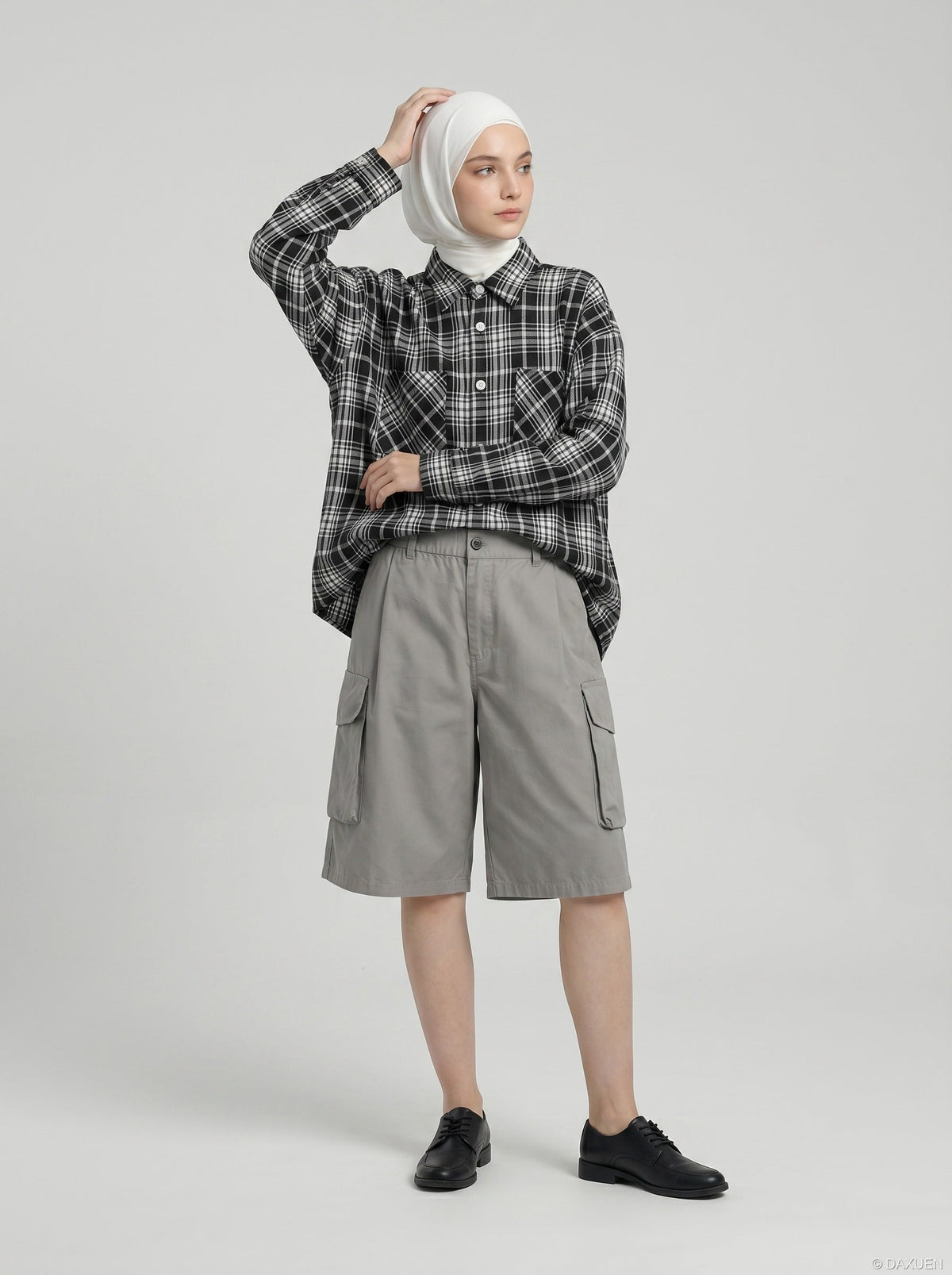 DAXUEN Light grey wide-leg cargo shorts — model photo