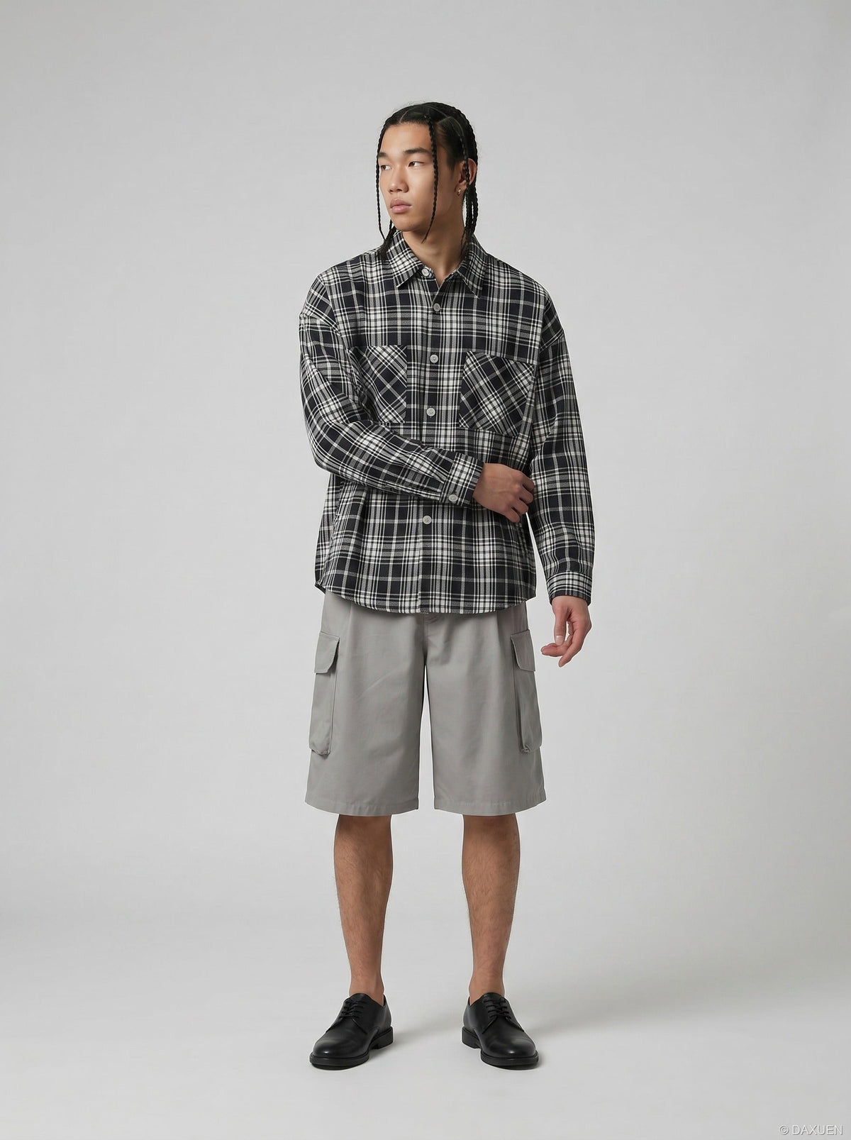 DAXUEN Light grey wide-leg cargo shorts — model photo