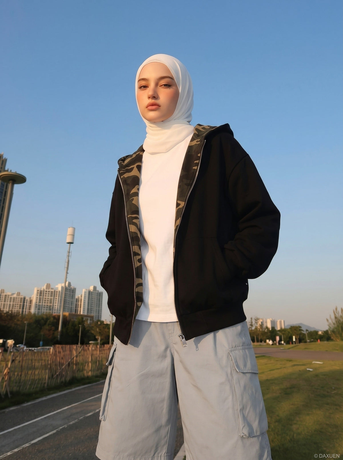 DAXUEN Light grey wide-leg cargo shorts — model photo