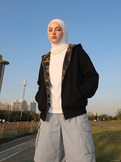 DAXUEN Light grey wide-leg cargo shorts — model photo