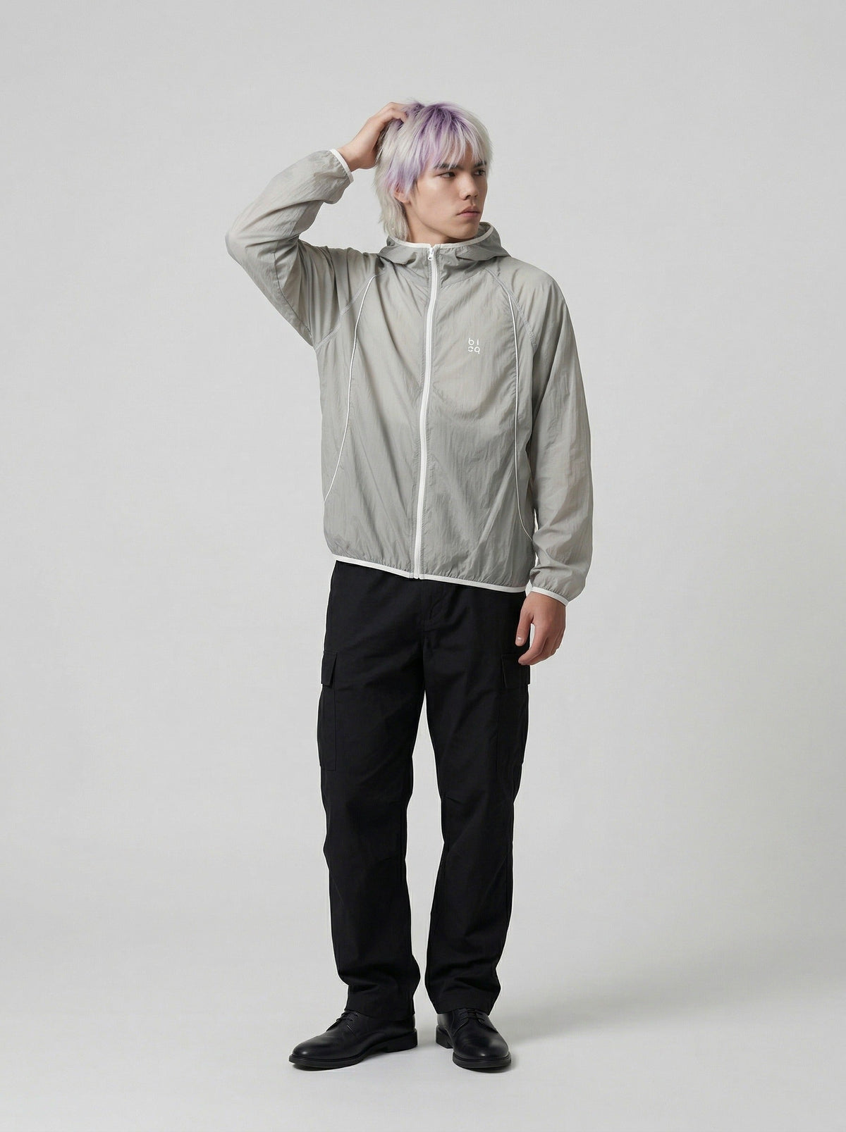 DAXUEN Lightweight hooded jacket in grey and black — model photo