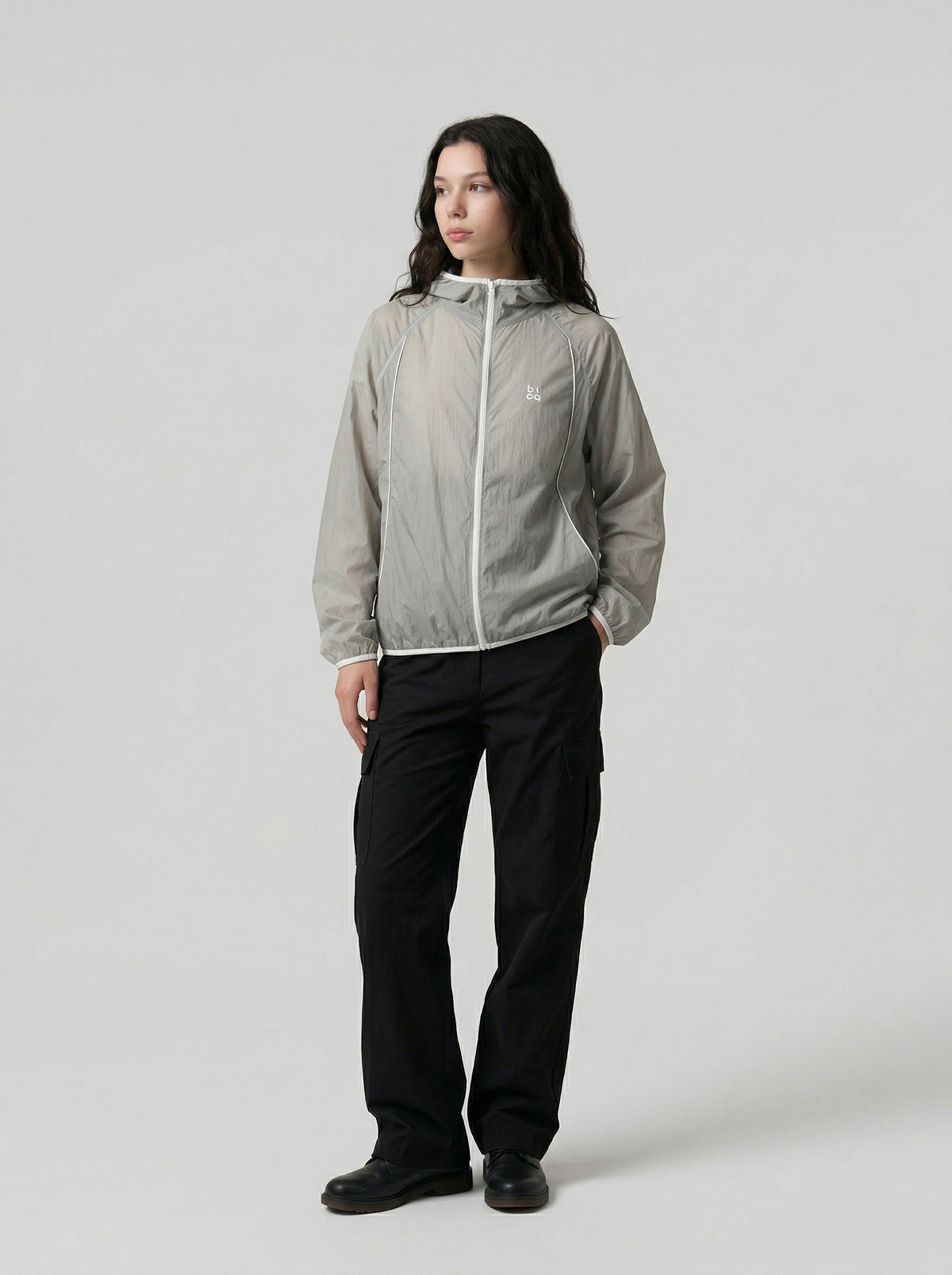 DAXUEN Lightweight hooded jacket in grey and black — model photo