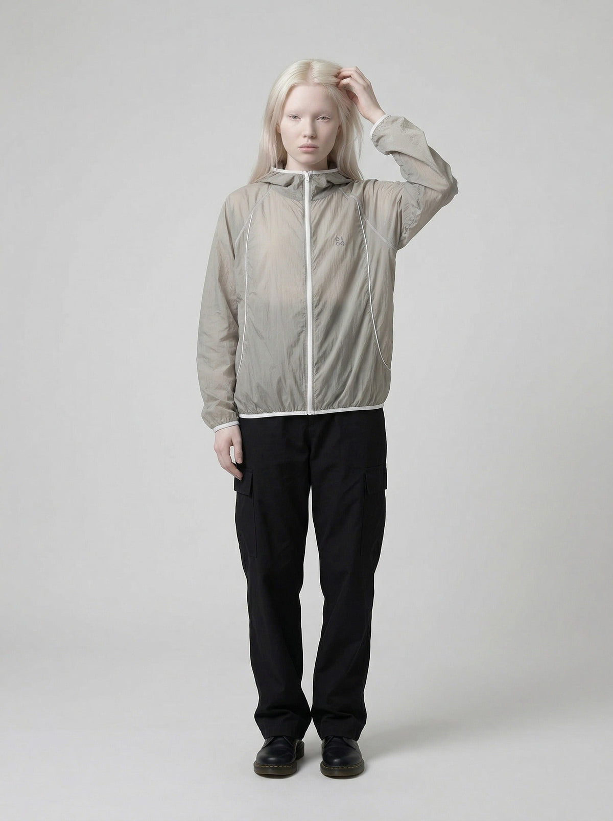 DAXUEN Lightweight hooded jacket in light grey and black — model photo