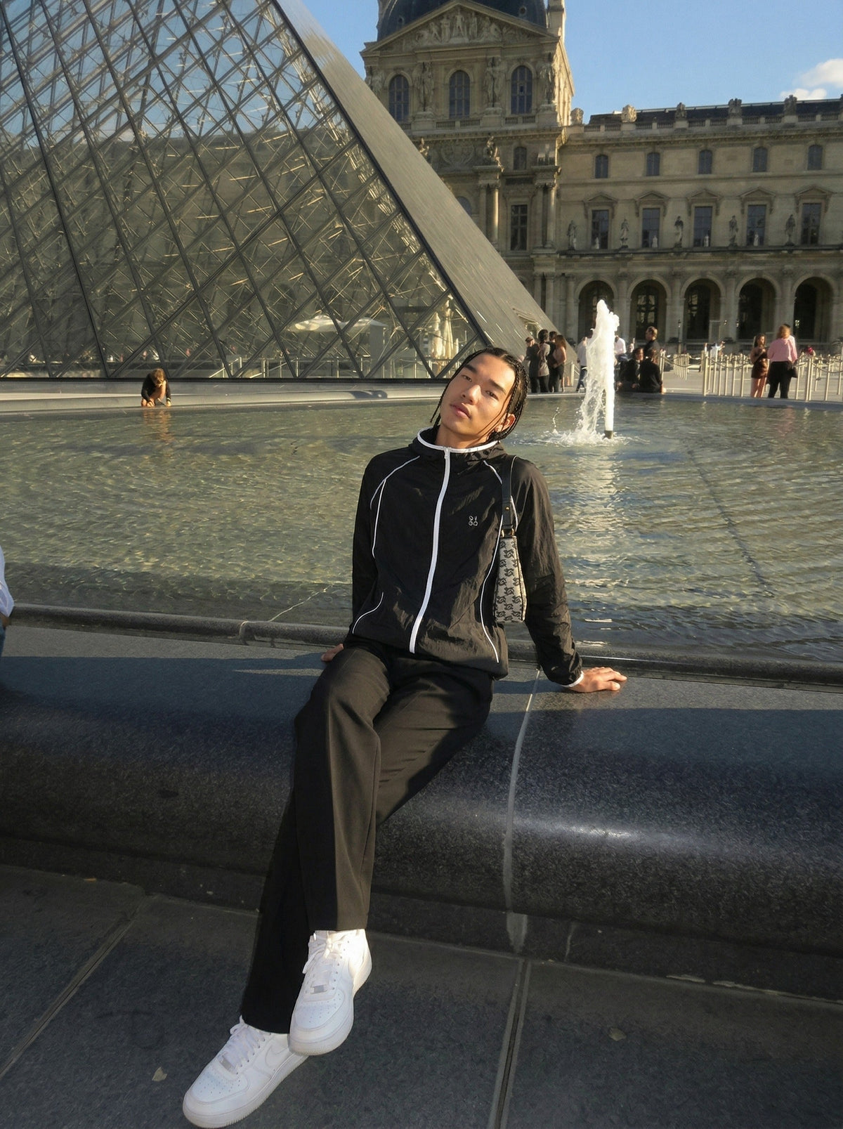 DAXUEN Lightweight hooded jacket in light grey and black — model photo