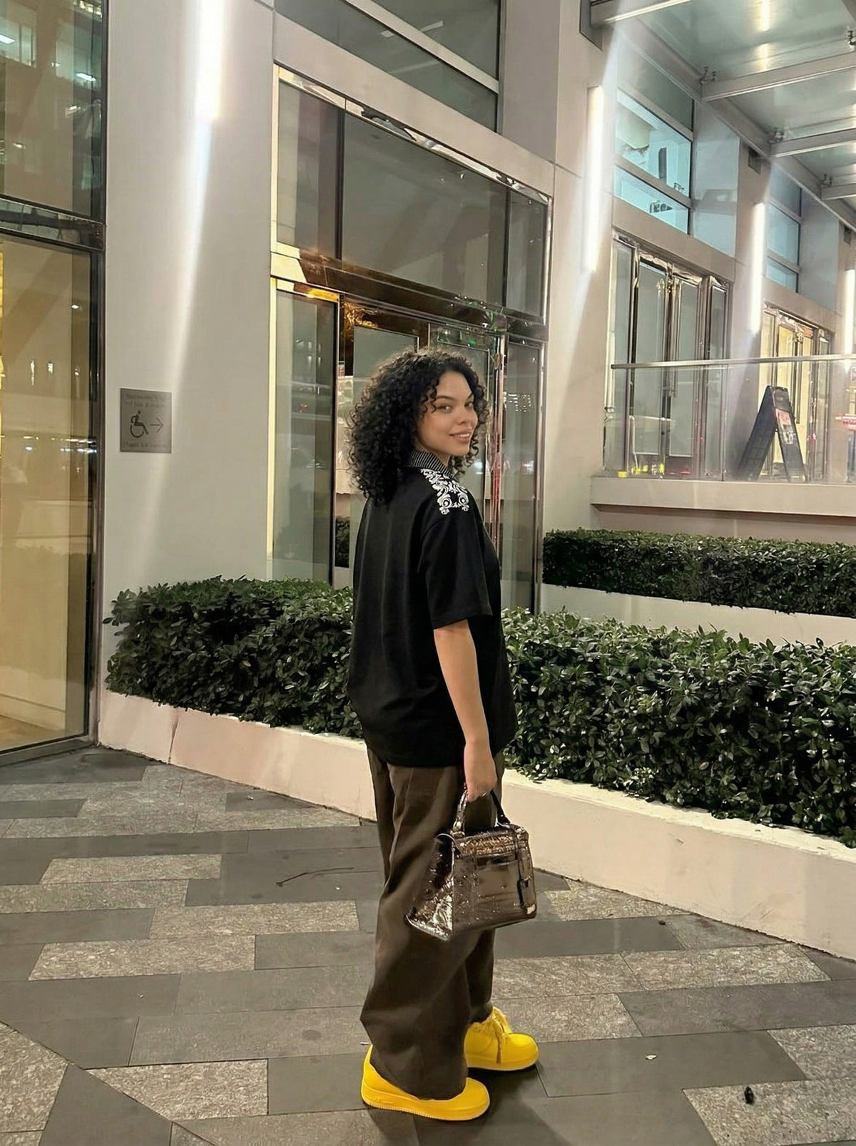 DAXUEN Loose-fitting short-sleeved polo shirt with embroidery — model photo