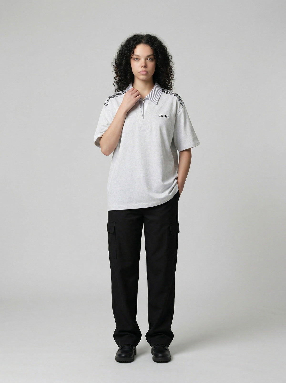 DAXUEN Loose-fitting short-sleeved polo shirt with embroidery — model photo