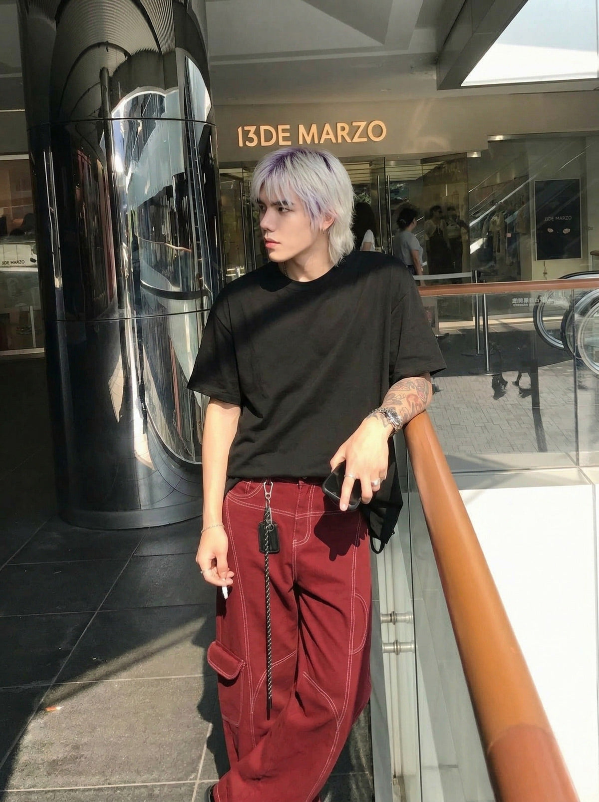 DAXUEN Wide-leg trousers with pockets and keychain accessory — model photo