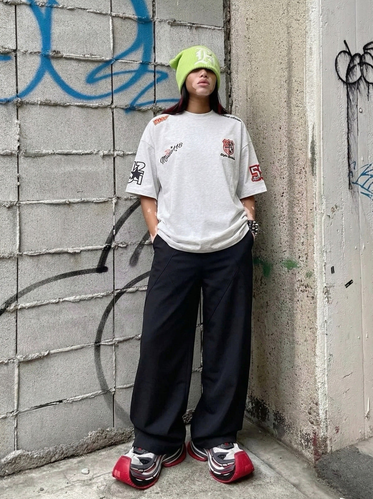 DAXUEN Oversized embroidered t-shirt with graphics — model photo