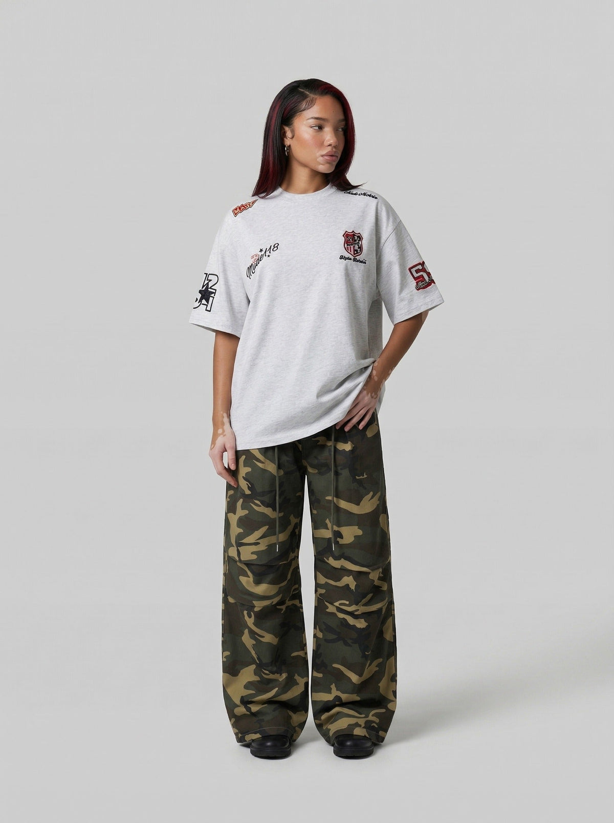 DAXUEN Oversized embroidered t-shirt with graphics — model photo