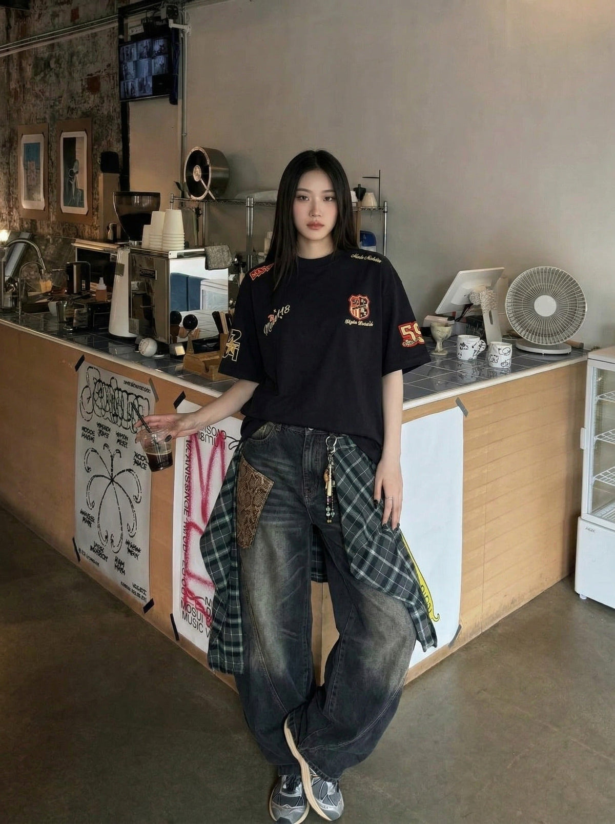 DAXUEN Oversized embroidered t-shirt with graphics — model photo