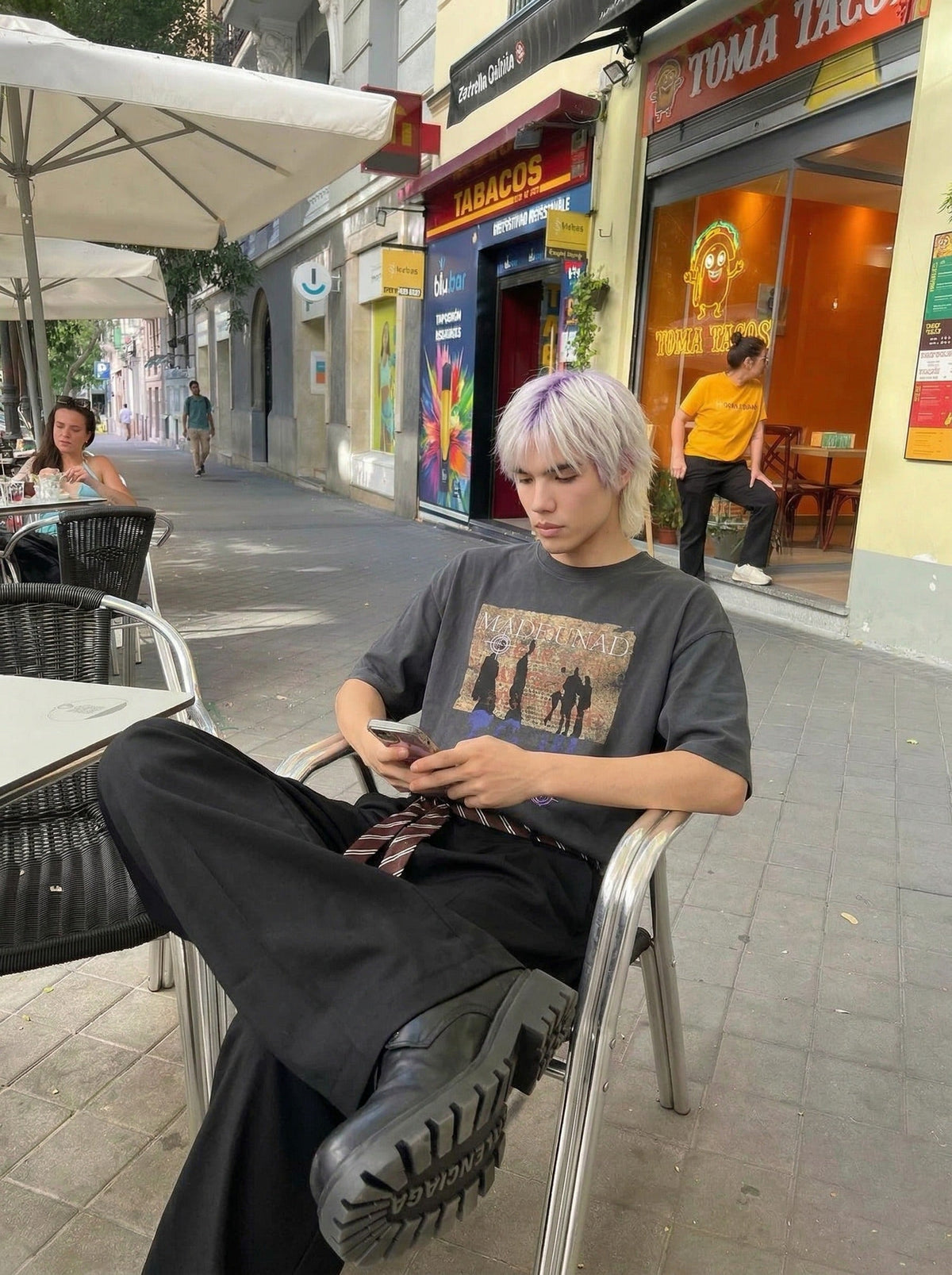DAXUEN Oversized short-sleeved graphic T-shirt — model photo