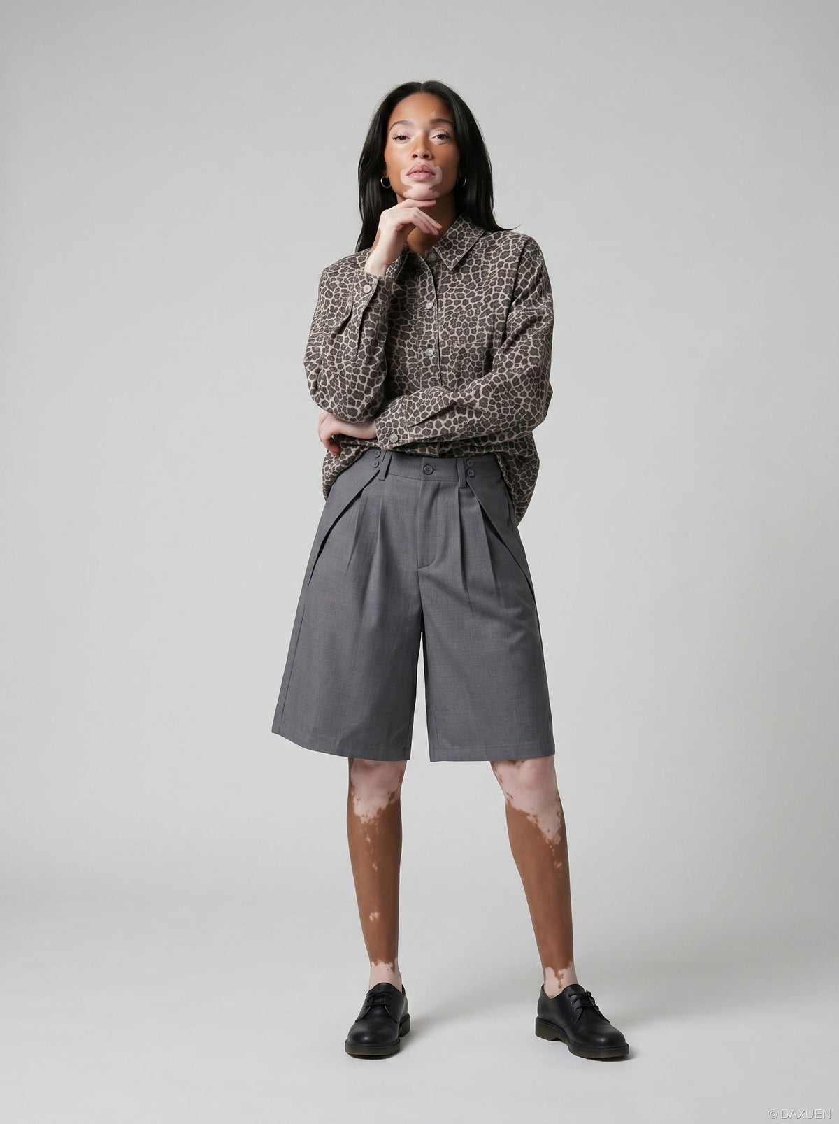 DAXUEN Medium grey wide-leg shorts with pleats and waistband — model photo