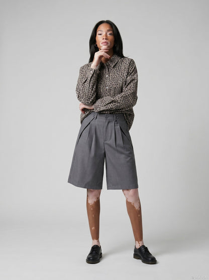 DAXUEN Medium grey wide-leg shorts with pleats and waistband — model photo