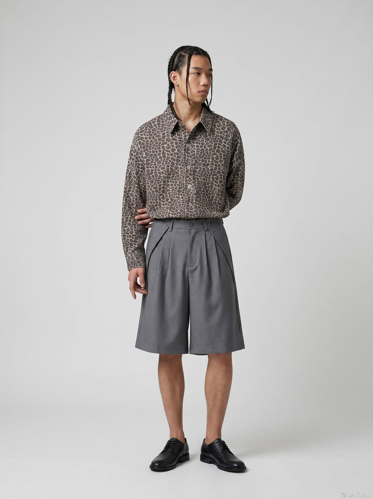 DAXUEN Medium grey wide-leg shorts with pleats and waistband — model photo