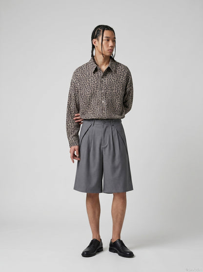 DAXUEN Medium grey wide-leg shorts with pleats and waistband — model photo