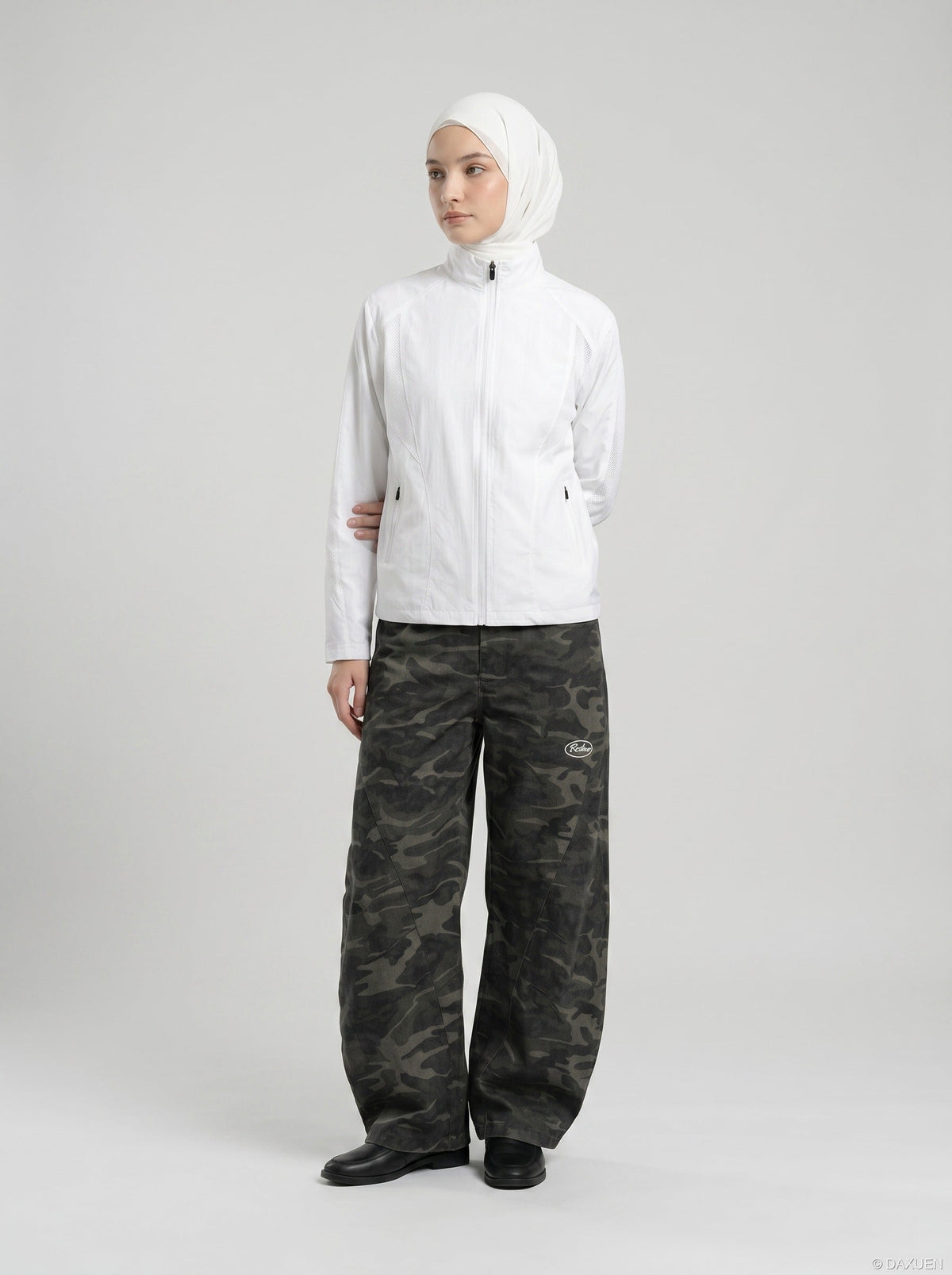DAXUEN Lightweight full-zip jacket with mesh panels — model photo