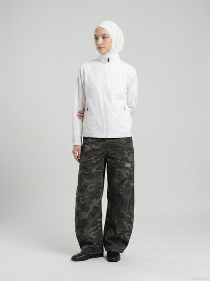 DAXUEN Lightweight full-zip jacket with mesh panels — model photo
