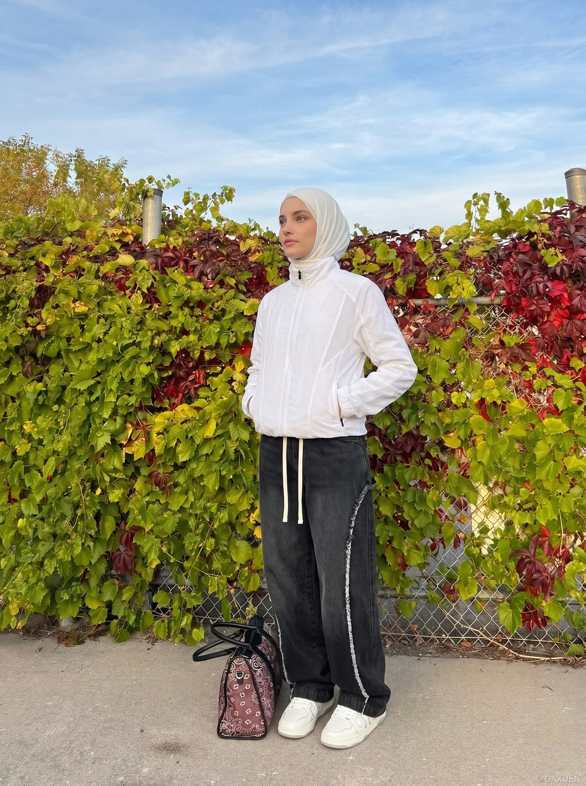 DAXUEN Lightweight full-zip jacket with mesh panels — model photo