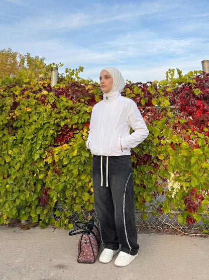 DAXUEN Lightweight full-zip jacket with mesh panels — model photo