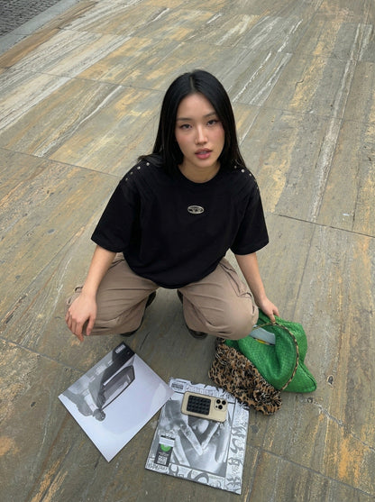 DAXUEN Short-sleeved T-shirt with metallic emblem and pleated details — model photo