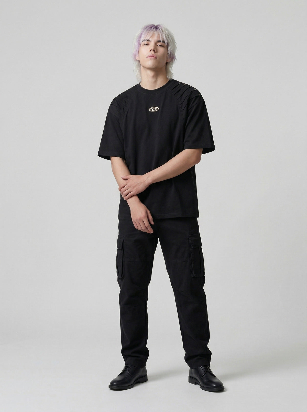 DAXUEN Short-sleeved T-shirt with metallic emblem and pleated details — model photo