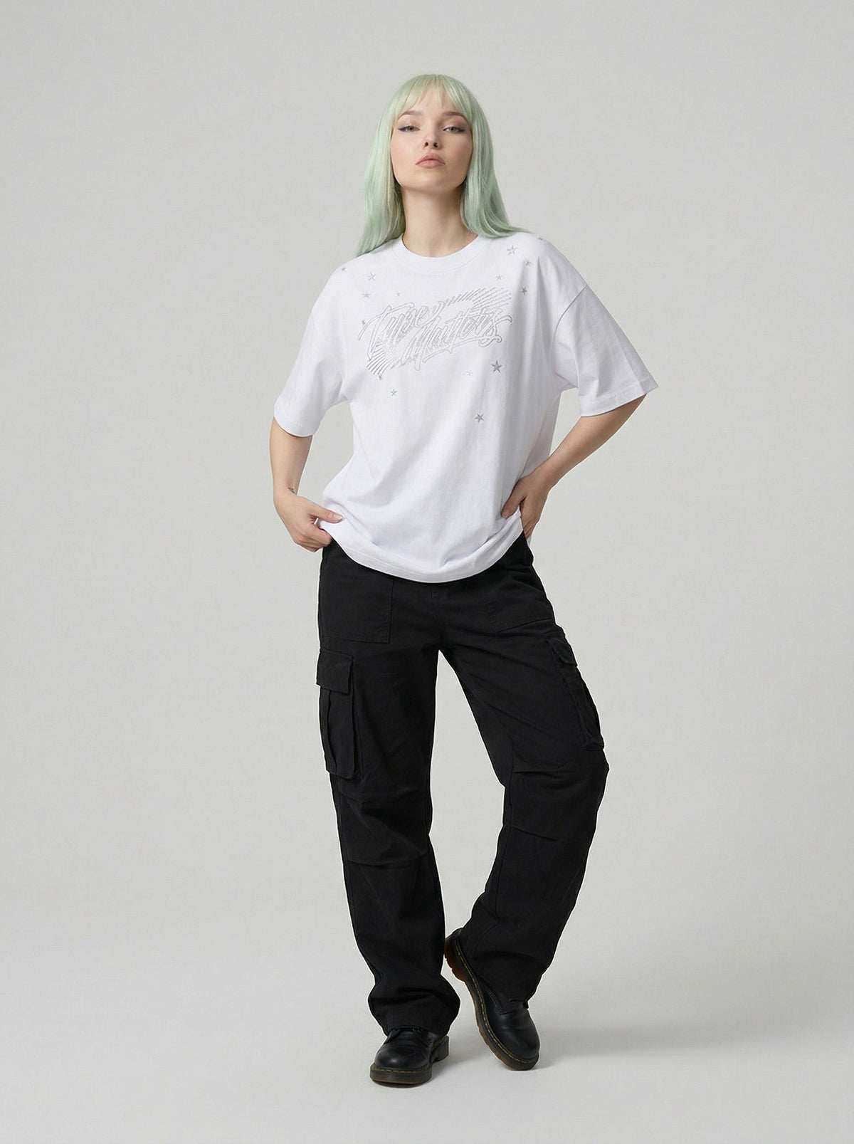 DAXUEN Metallic star embroidered short-sleeved T-shirt — model photo