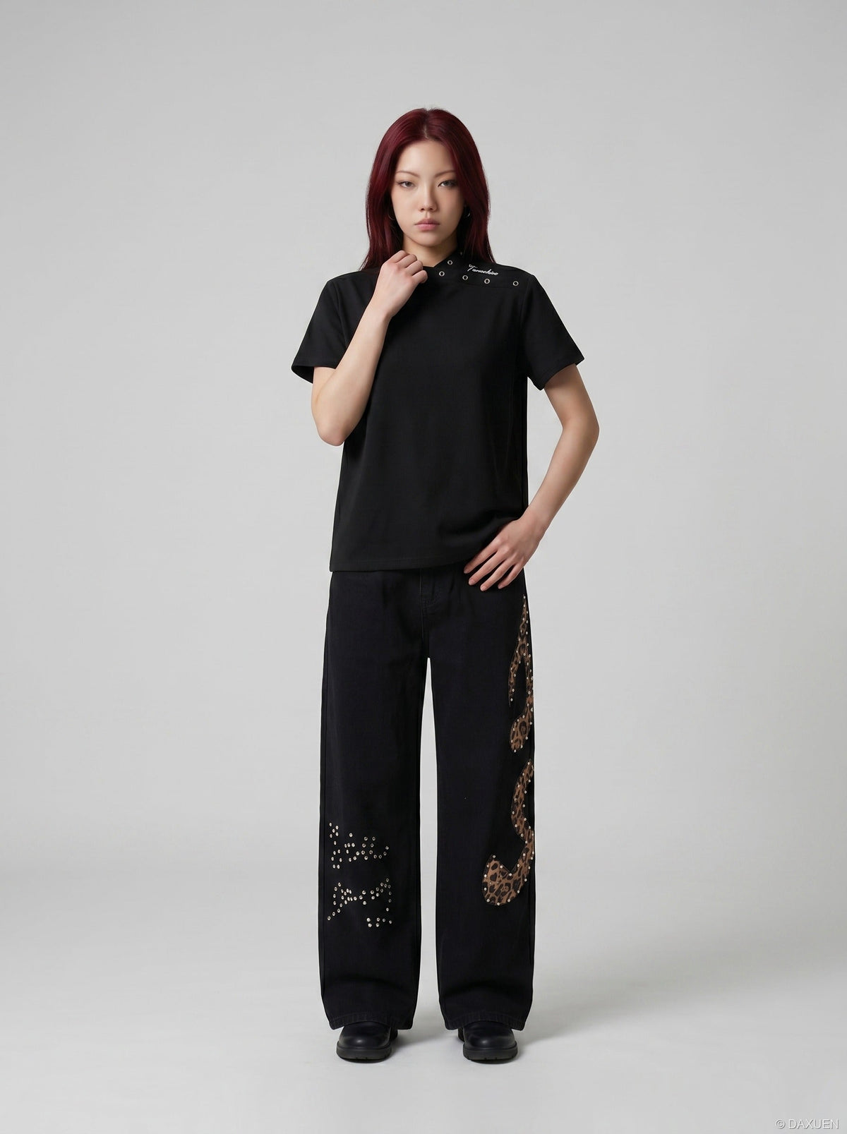 DAXUEN Mock-neck short-sleeve t-shirt in black and dark heather grey — model photo