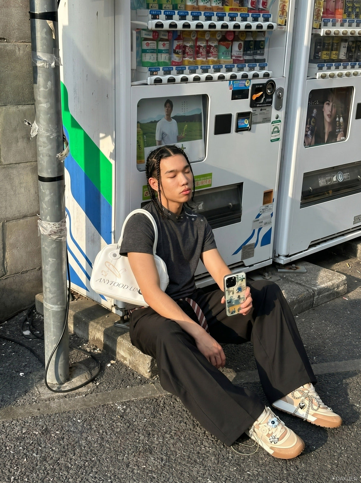 DAXUEN Mock-neck short-sleeve t-shirt in black and dark heather grey — model photo