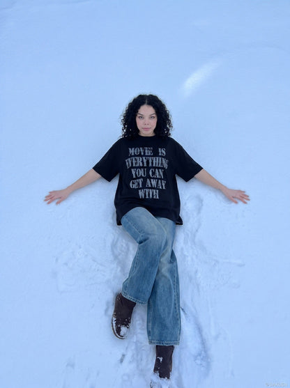 DAXUEN Oversized short-sleeved t-shirt with distressed text print — model photo