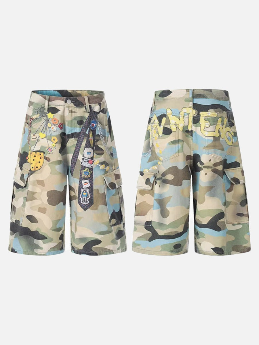 Multicolor camouflage cargo shorts with patches