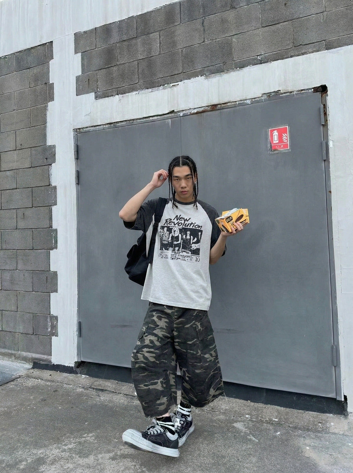 DAXUEN Oversized raglan sleeve t-shirt with graphic print — model photo