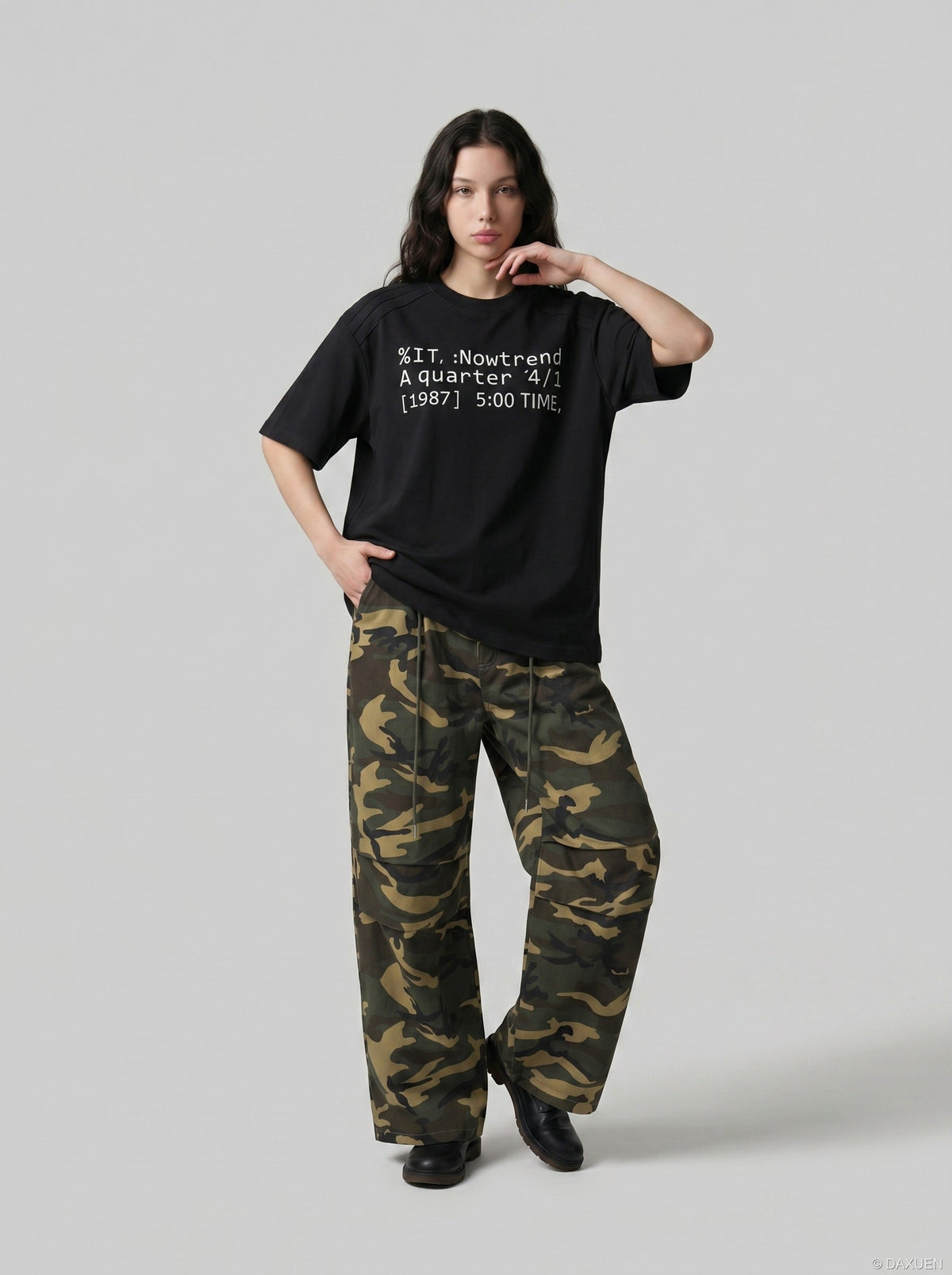 DAXUEN Short-sleeve crew neck t-shirt with text print — model photo