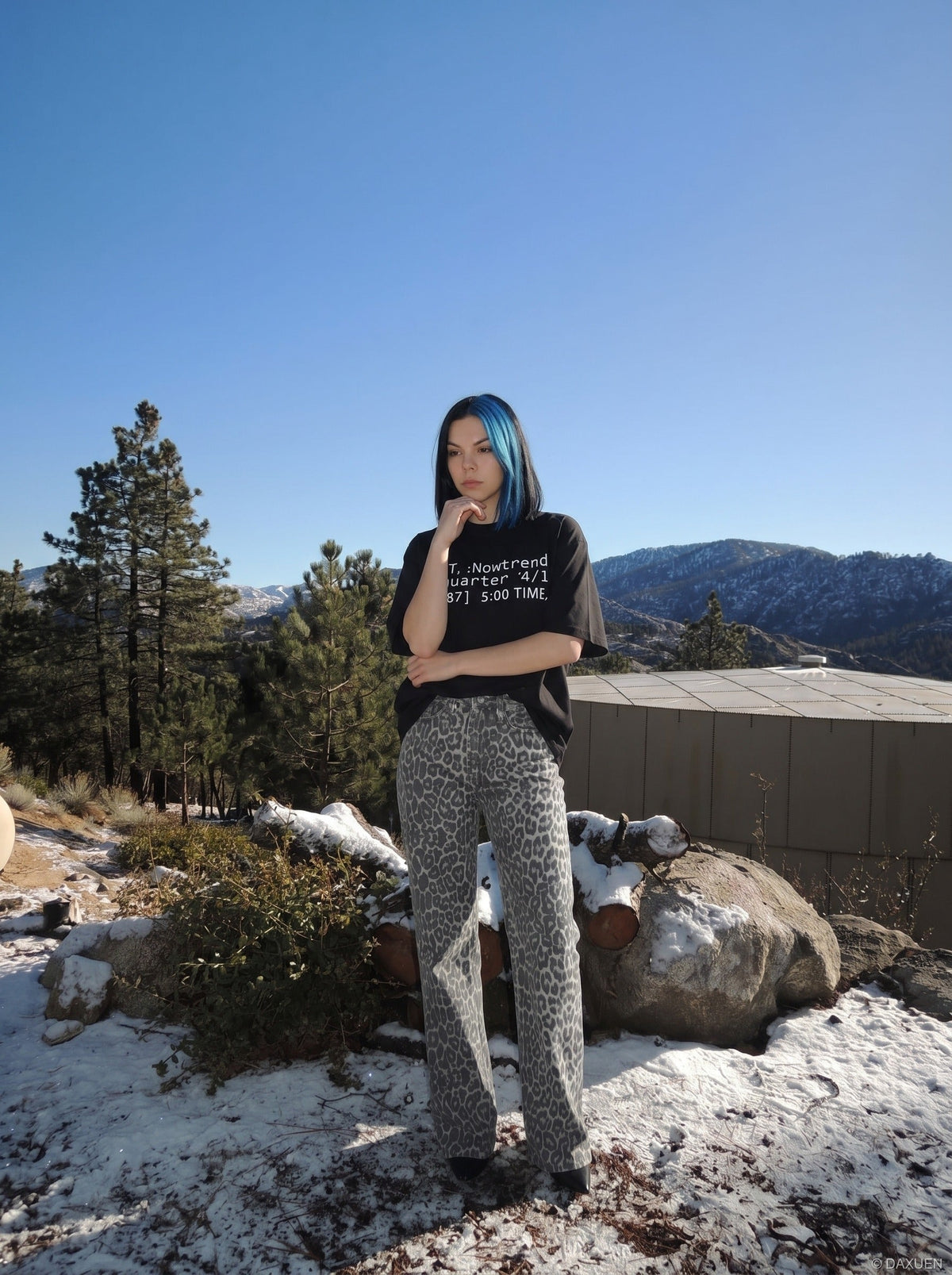 DAXUEN Short-sleeve crew neck t-shirt with text print — model photo