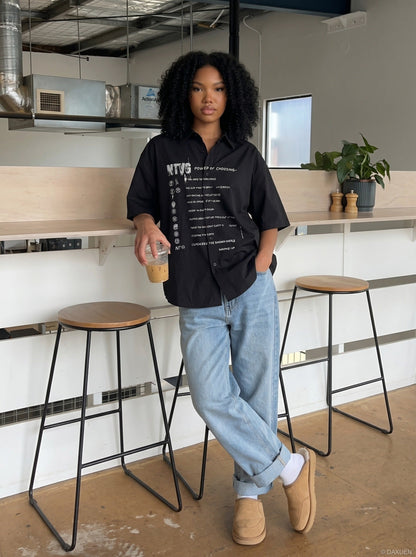DAXUEN Short-sleeved button-down shirt with graphic print — model photo