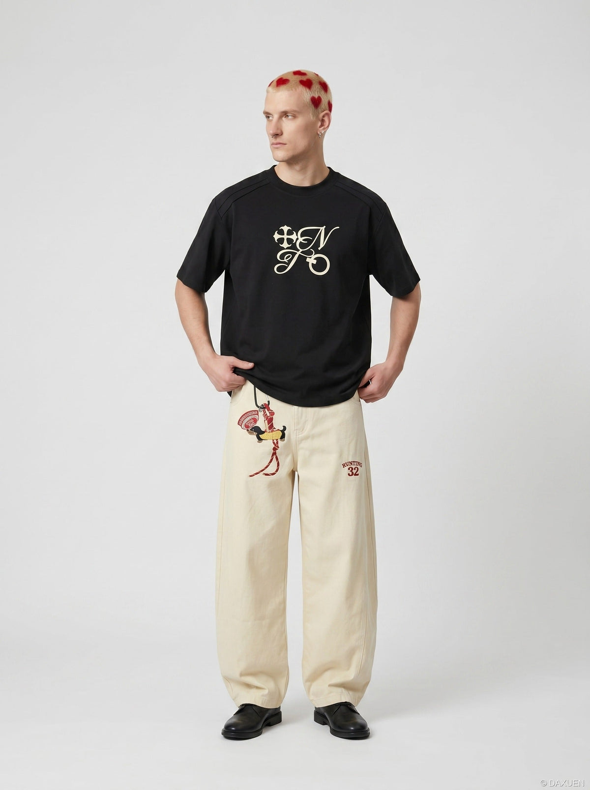 DAXUEN Ornate script graphic short-sleeved T-shirt — model photo