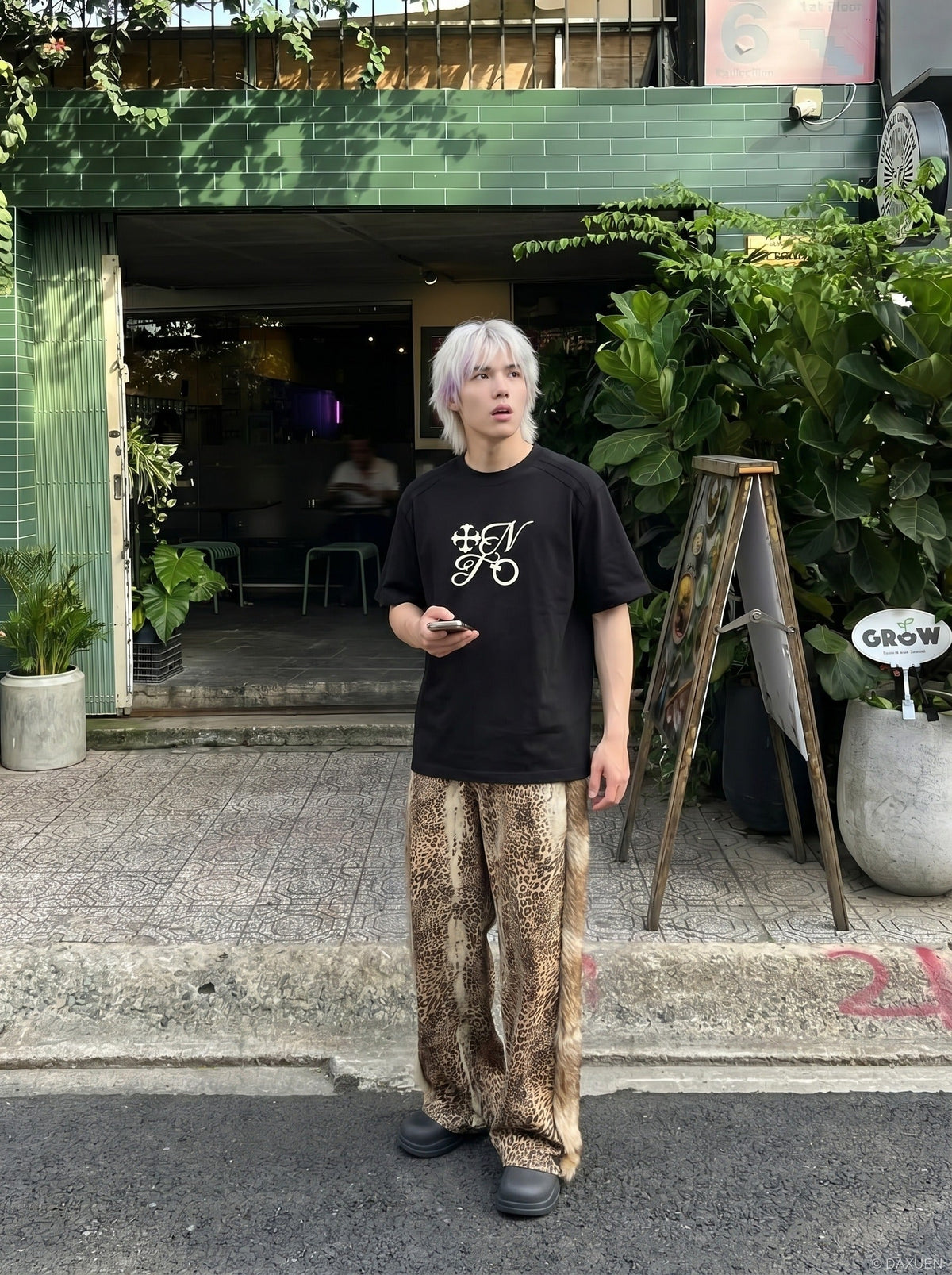 DAXUEN Ornate script graphic short-sleeved T-shirt — model photo