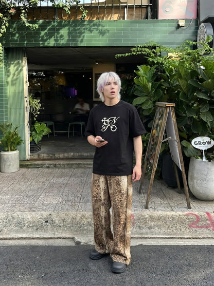 DAXUEN Ornate script graphic short-sleeved T-shirt — model photo