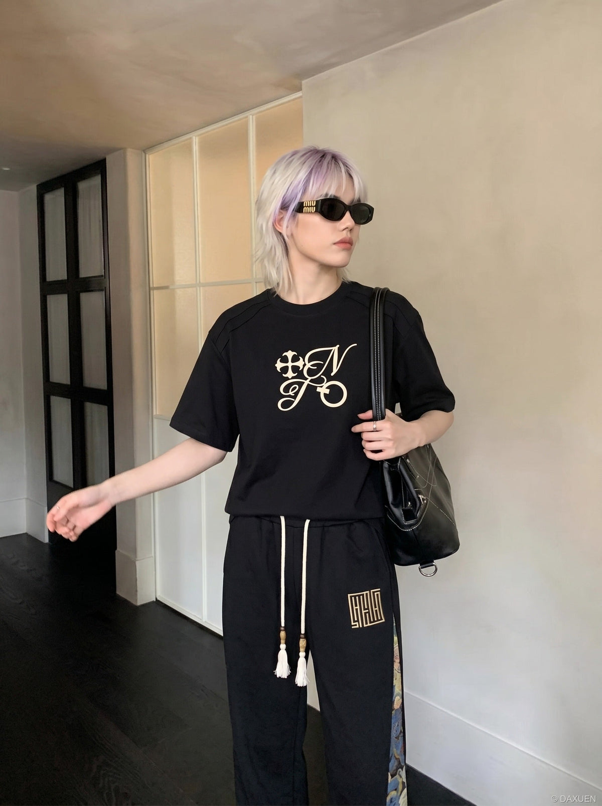 DAXUEN Ornate script graphic short-sleeved T-shirt — model photo