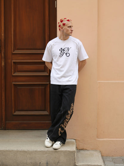 DAXUEN Ornate script graphic short-sleeved T-shirt — model photo