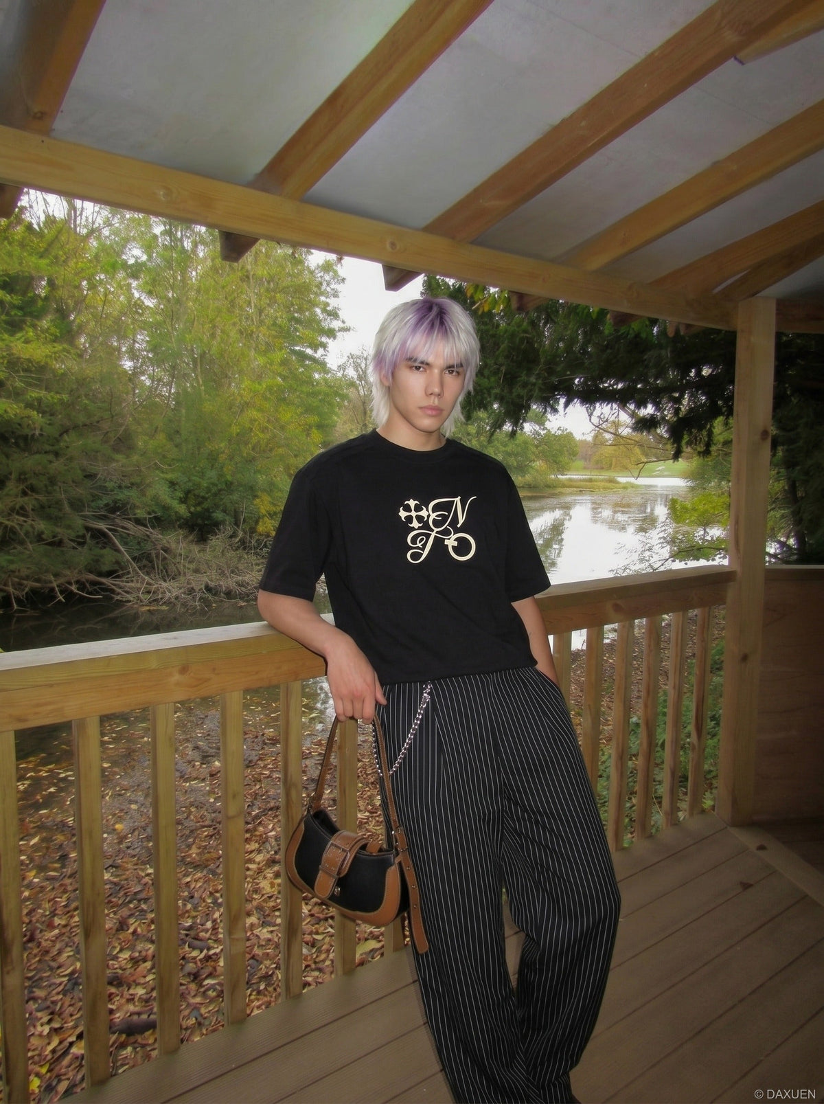 DAXUEN Ornate script graphic short-sleeved T-shirt — model photo