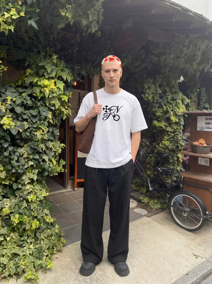 DAXUEN Ornate script graphic short-sleeved T-shirt — model photo